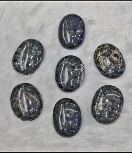 Pierre de paume en cristal de Yooperlite de qualité AAA naturelle pour le Reiki et la guérison, pierre de poche pour l'anxiété et le soulagement du stress - Product Image 5