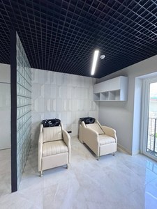 Moderna y Lujosa Cama Reclinable para Lavado de Cabello en Cuero Sintético Blanco con Reposapiés Ajustable y Lavabo de Cerámica Negra para Salón de Belleza - Product Image 4
