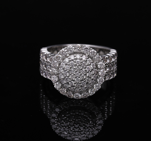 Bague élégante pour femme en or blanc 14 carats plaqué rhodium, audacieuse et luxueuse, sertie de diamants naturels en halo multi-rangs - Product Image 1