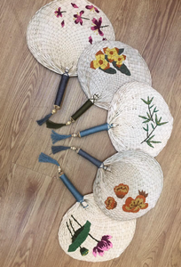 Ventilador de mano eléctrico no requerido, artesanía portátil de bambú respetuosa con el medio ambiente con decoración de flores, modelo de artesanía, ventilador de mano de hoja de palma - Product Image 4