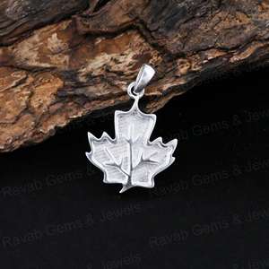 Pendentif en argent véritable 925 fait à la main avec sertissage en forme de feuille d'érable, résine, souvenir de cendres, bijoux au design magnifique, cadeau pour la fête des mères - Product Image 1