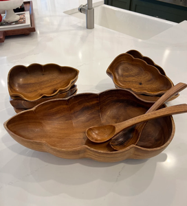 Bol en bois artisanal en forme de feuille, pour salades et pâtes. - Product Image 3