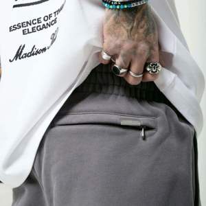 Time Flies Grey Cuffed Jogger 100 por ciento algodón Fleece Heavyweight Relaxed Fit Streetwear Pantalones con serigrafía y bolsillo con cremallera - Product Image 4