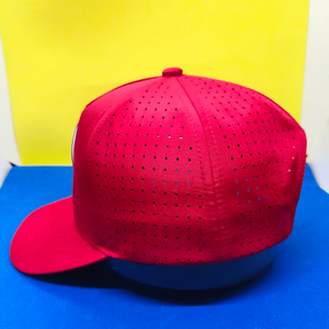 Gorra de béisbol con logotipo de silicona y PVC de poliéster de 5 paneles personalizada al por mayor, gorras de golf impermeables deportivas con agujeros cortados a láser para hombres y mujeres - Product Image 2
