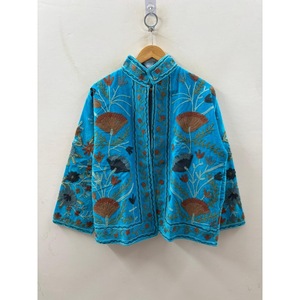Veste en velours Gulbadan Aegean brodée à la main, réversible, motif floral Suzani, bleu océan, saison automne/printemps, rembourrage en coton, logo en fourrure - Product Image 4