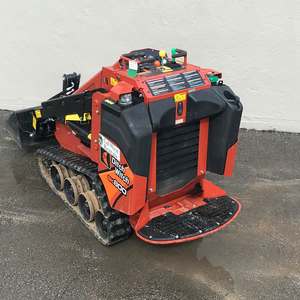 Mini-chargeuse compacte Ditchwitch SK800 à louer, modèle 2020, avec moteur Yanmar, boîte de vitesses PLC, pompe hydraulique KYB et engrenages haute performance - Product Image 5