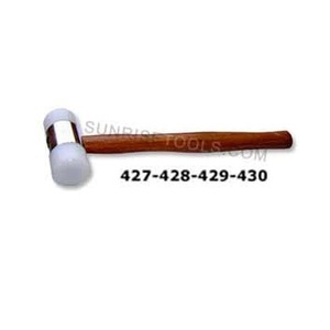Marteau en nylon avec manche en bois Ce marteau a un manche en bois assaisonné qui est solide et fiable - Product Image 2
