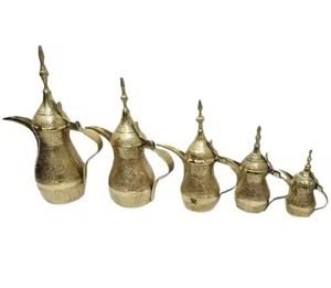 Élégante théière Dallah arabe en métal Accent décoratif pour le salon et le style de table - Product Image 1
