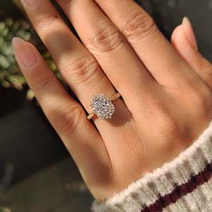 Bague de fiançailles pour femme, diamant de laboratoire taille radiant, d'inspiration vintage, avec bande pavée taille ronde, certifiée IGI - Product Image 4