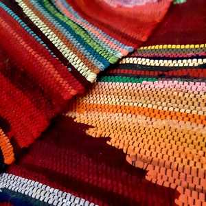 Alfombras de algodón Chindi naranja tejidas a mano, ecológicas con patrones florales únicos y texturas, los mejores precios de la India - Product Image 1