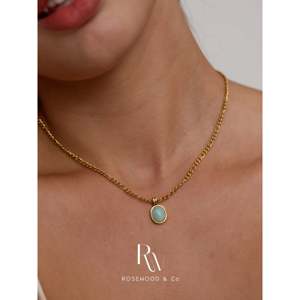 Collana con Pendente in Turchese Blu con Catena in Oro Inossidabile, Regalo Trendy con Pietra Portafortuna Verde per Lei - Product Image 2