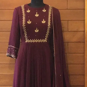 Beau et superbe travail de broderie sur une robe longue Kurta et un pantalon élégants avec des perles de verre en cristal pour toutes les occasions - Product Image 1