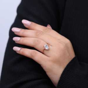 Bague de fiançailles en diamant de laboratoire Toi et Moi avec taille poire 0,39 TCW (0,10 CT) - Élégante et luxueuse - Product Image 5