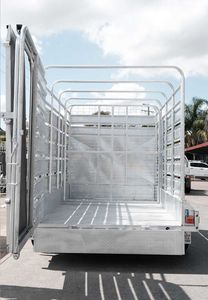 Remorque à bétail en aluminium à 2 axes avec parois latérales amovibles, transport de bovins avec rampe, capacité de charge de 1001 à 2000 kg - Product Image 3