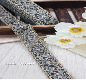 Bordado floral hecho a medida en nueve formas de color en diseños étnicos para fines de mejora de prendas en La India de 1,75 pulgadas de ancho. - Product Image 1