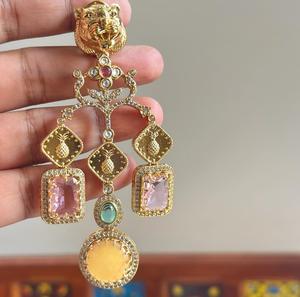 Boucles d'oreilles clous en laiton plaqué or de qualité supérieure, style traditionnel avec pierres, pour femmes et jeunes filles, idéales pour les mariages et les fêtes. - Product Image 1