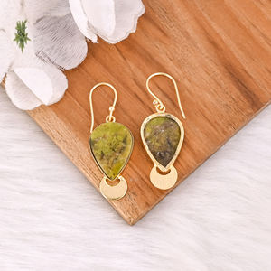Boucles d'oreilles pendantes en laiton antique pour femmes, pierres précieuses opales vertes, boucles d'oreilles pendantes, laiton de haute qualité, boucles d'oreilles faites à la main, commande en gros - Product Image 4