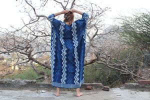 Kaftan ecológico de algodón 100%, elegante estampado de ondas índigo, cómodo vestido de salón de longitud media, vestido informal estampado a mano - Product Image 4