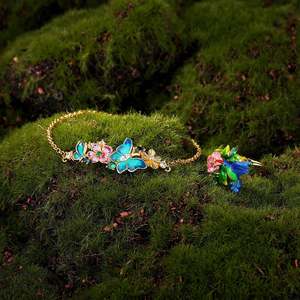สร้อยข้อมือแฟชั่นรูปผีเสื้อเคลือบสีลายดอกไม้ Jeulia - Product Image 4