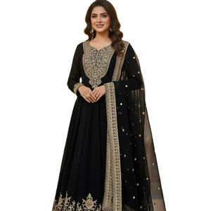 ชุดสูทซัลวาร์ดีไซน์เนอร์สีดำปักลายหนักพิเศษสำหรับเทศกาลเดือนรอมฎอนปี 2026 จาก SIE - Product Image 1