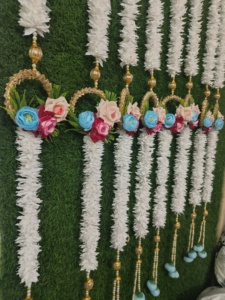 Encantadora Gajra blanca con colgante de pared de rosas coloridas-Cuerdas florales de perlas-Puerta de estilo antiguo/Decoración de pared para eventos - Product Image 2