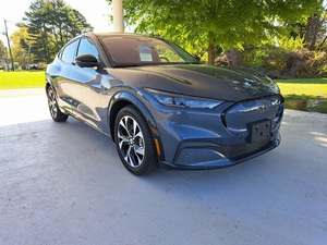 Véhicule électrique Ford Mustang Mach-E Premium RWD 2021, autonomie NEDC de 501 à 600 km, batterie de 90 à 110 kWh, couple de 500 Nm et puissance de 300 kW - Product Image 2