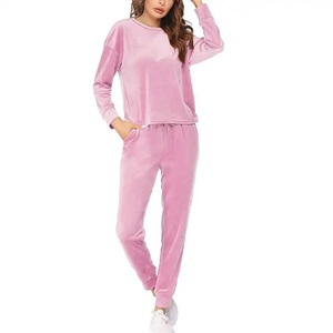 Survêtement personnalisé en gros pour femmes – Tenue de sport et de jogging ajustée pour la course à pied - Product Image 2
