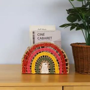 Panier unique en jacinthe d'eau idéal pour organiser des fournitures d'artisanat en gardant votre espace créatif propre et bien rangé - Product Image 2