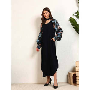 Robe longue élégante Deebaco pour femme, noire, en mousseline, coupe fourreau et évasée, imprimé floral, sans manches, col en V, ourlet asymétrique, fente latérale, été - Product Image 3