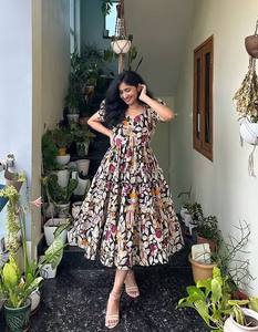 Hermoso y cómodo Maxi para la próxima temporada de verano con hermoso estampado floral por todas partes - Product Image 5