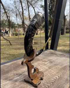 Corne Viking naturelle polie avec présentoir - Product Image 1