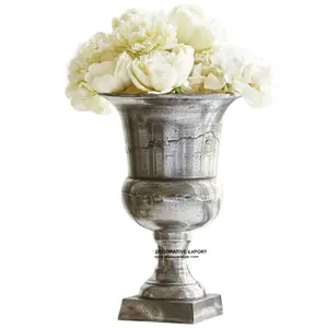 Elegantes Design Trophäen form Aluminium Rough Silver Finishing Boden Blumenvase mit quadratischer Basis zum Verkauf