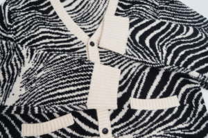 <span class=keywords><strong>Cardigan</strong></span> con scollo a V in maglia a strisce zebrate da donna con bottone all'uncinetto con polsini a costine e rifiniture per l'inverno - Product Image 4