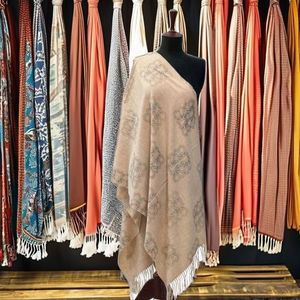 Châle de style vintage pour femmes personnalisé de haute qualité taux de gros laine de cachemire avec options de taille pour les vêtements d'automne - Product Image 1