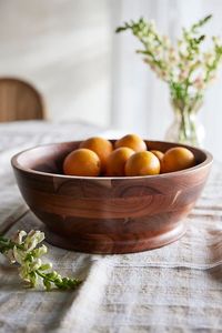 Cuenco de madera multiusos con acabado elegante diseñado para exhibir pan de frutas o bocadillos en cocinas - Product Image 6