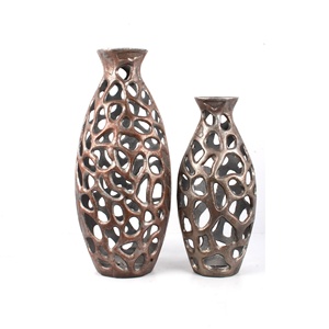 Florero antiguo de aluminio fundido con acabado antiguo de bronce Accesorios decorativos para el hogar y la Mesa a Bajo Precio (Juego de 2) - Product Image 3