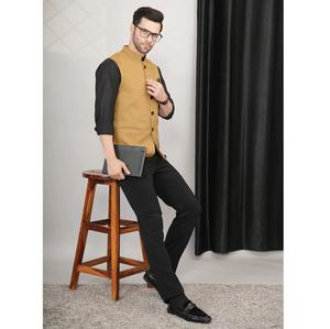 Chaleco de Hombre de Lujo en Oro Claro, el Más Vendido, para Bodas, Eventos Corporativos y Fiestas Nocturnas, Disponible para la Venta - Product Image 2