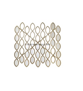 Cadre de miroir mural en métal antique magnifiquement fabriqué à la main avec des motifs ornés pour une décoration intérieure luxueuse - Product Image 1