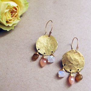 Boucles d'oreilles en laiton en forme de croissant pour femmes avec un design de coupe détaillé parfait pour les occasions traditionnelles et festives - Product Image 6