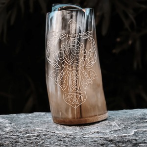 Vikings Horn Fury Tankard Tasse en corne de boeuf faite à la main pour les amateurs de bière Mead Ale et de verres médiévaux - Product Image 1