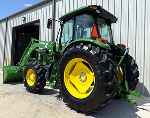 Tractor Compacto Multifuncional John Deere 5100E de 120HP con Motor Automático y Monitoreo Remoto para Agricultura - Product Image 5