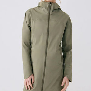 Veste coupe-vent légère à manches longues pour femmes veste à capuche respirante de luxe pour l'extérieur avec logo personnalisé - Product Image 1