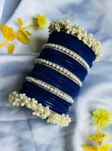 Conjunto de Brazaletes Tradicionales y Elegantes con Terciopelo, Pedrería Kundan, Imitación de Perlas, para Novias, Bodas y Ocasiones Especiales - Product Image 3