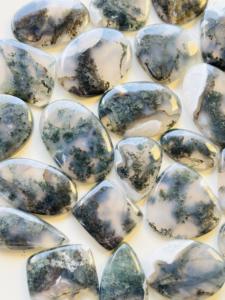 Lote de piedras preciosas sueltas de cabujón de ágata de musgo Natural de grado AAA para la fabricación de joyas con formas y tamaños mixtos ASHU GEMS de Rajasthan - Product Image 4