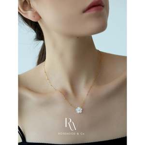 Collar con Colgante de Flor de Margarita Blanca con Concha de Madreperla, Cadena Chapada en Oro de 18K, Regalo para Ella - Product Image 4