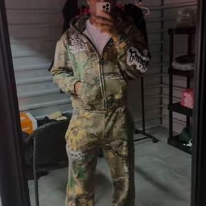 Conjunto Deportivo Personalizado con Estampado DTG Completo, Sudadera con Capucha y Pantalones Deportivos Holgados de Camuflaje, 100% Algodón, para Hombre - Product Image 6