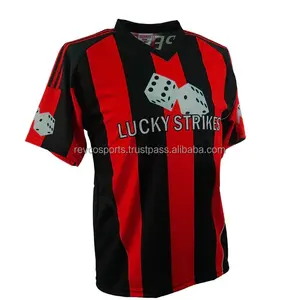 カスタムサッカージャージー刺Embroideredチーム名と番号Vネック半袖赤と黒のサッカージャージとサッカーシャツ