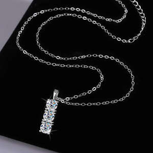 Collar de Lujo con Colgante de Barra Vertical de Moissanita de 1.50 Quilates, Corte Brillante, 3 Piedras, Plata de Ley, Certificado, Moderno - Product Image 6