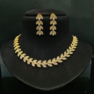 Collier et boucles d'oreilles AD en laiton de qualité d'exportation Bijoux de style classique combinés pour les cérémonies de mariage et les célébrations festives - Product Image 1