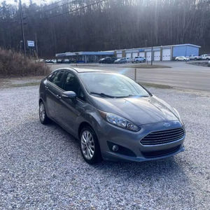 2014 Ford Fiesta SE Turbo Diesel Boîte de vitesses manuelle Intérieur foncé Caméra de recul État neuf Volant à gauche Taille des pneus R18 Métal - Product Image 1